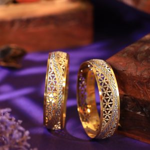Arin Twirl CNC Gold Bangle – Graceful Swirls of Elegance